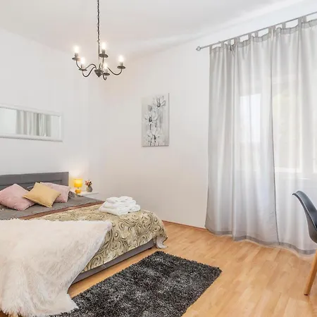 1 Bedroom Lovely In Apartment *