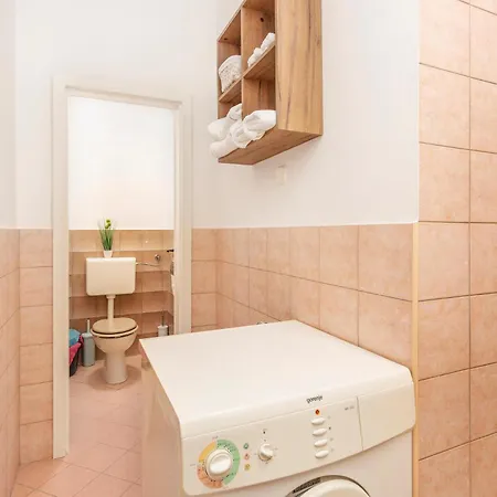1 Bedroom Lovely In Apartment *