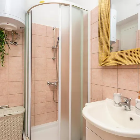 1 Bedroom Lovely In 아파트